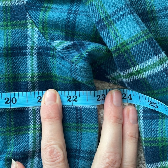 TNA green check shacket with front pockets. Size small in excellent condition - Picture 4 of 9